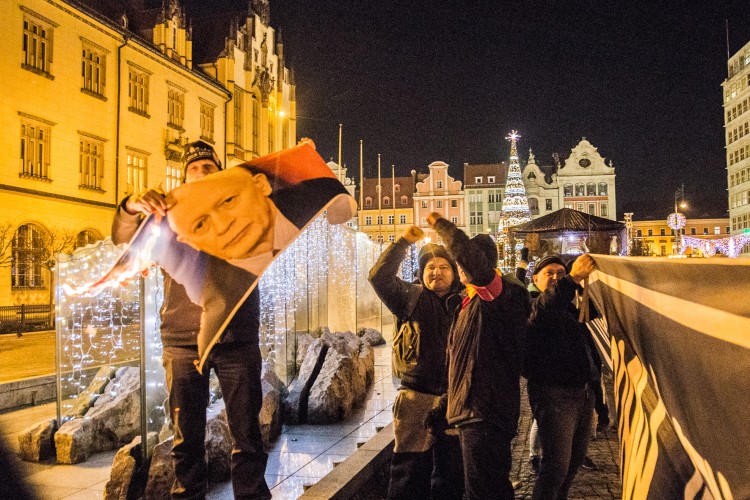W rocznicę wprowadzenia stanu wojennego na wrocławskim Rynku spłonęło zdjęcie europosła [ZDJĘCIA], Magda Pasiewicz